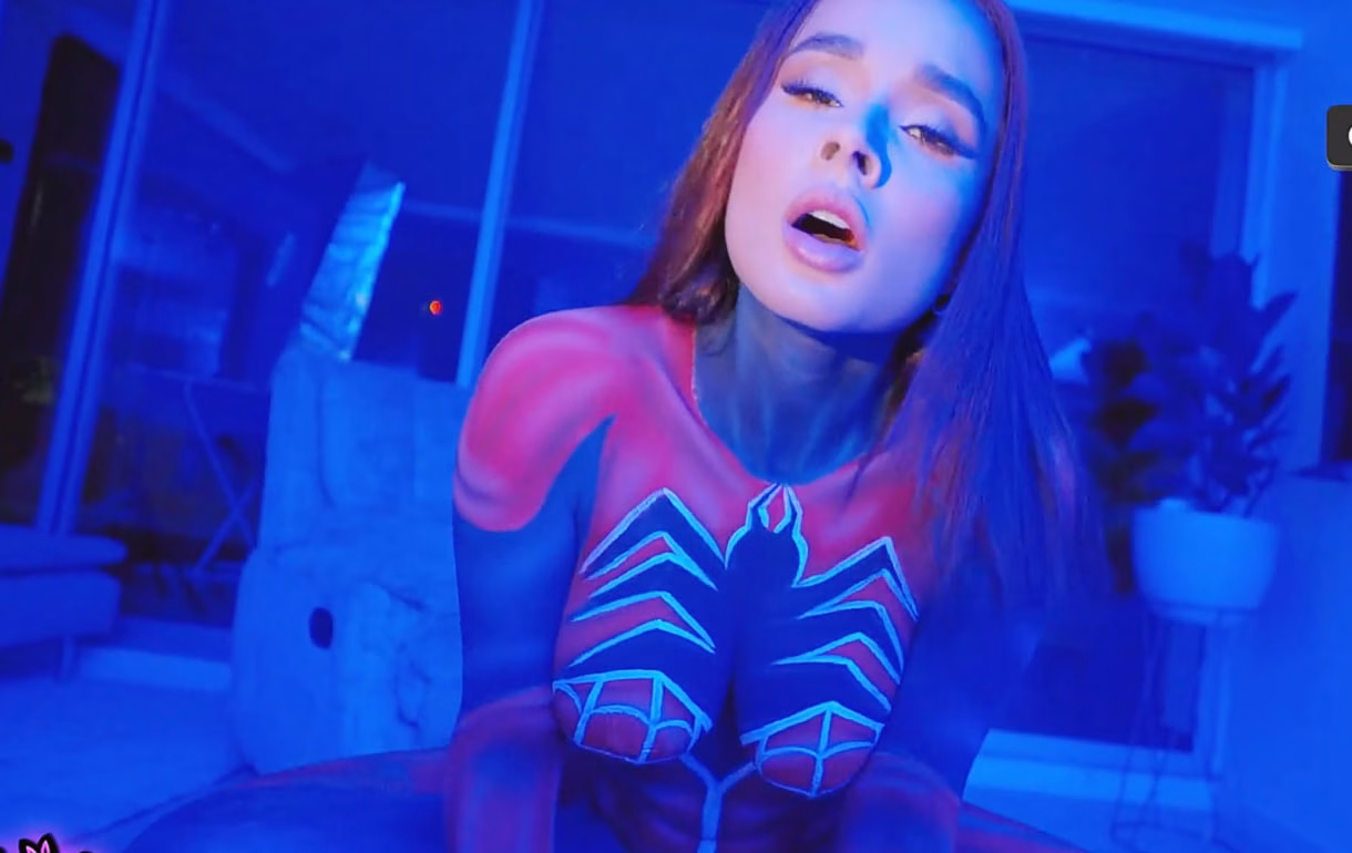 La MUJER ARAÑA Mas Sexy Se Folla a un Fan y Lo Hace Venir Mientras Lo Monta - Abella Olsen