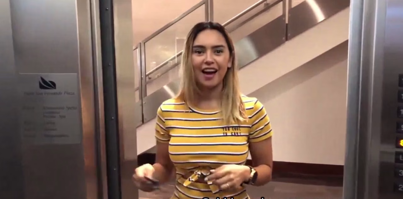 Me encuentro con una colombiana en el ascensor y me la follo