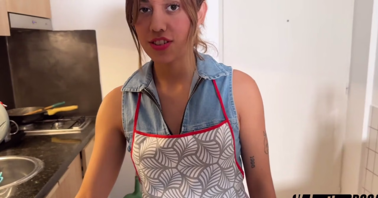 La Chica De La Limpieza Dejó El Trabajo Para Limpiar Mi Gran Polla Tragándose Toda Mi Leche